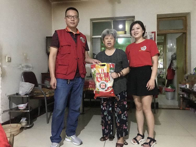 風(fēng)雨(yǔ)無阻，愛(ài)心依舊(jiù)！