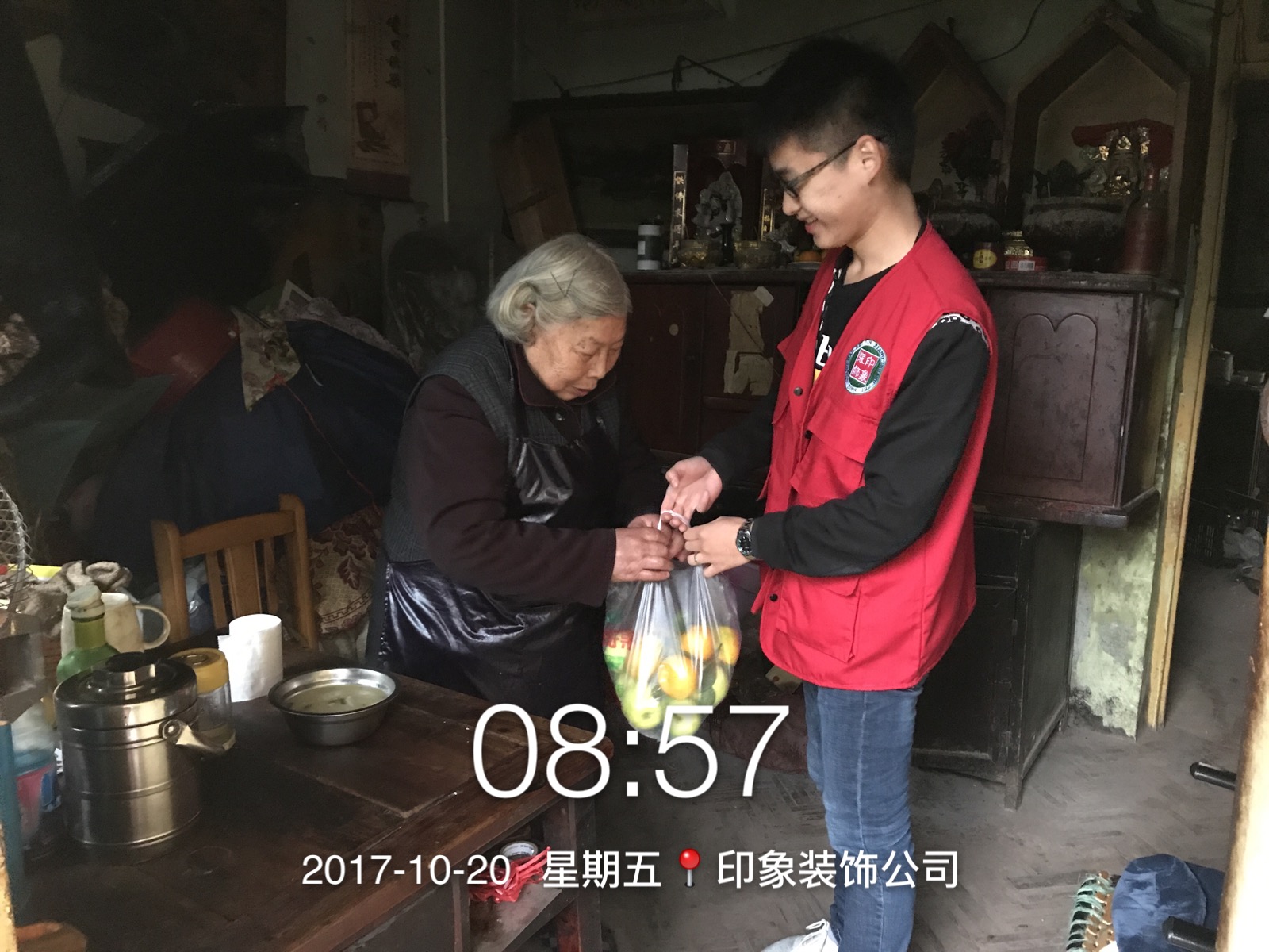 涼涼秋意中，印象團隊的(de)義工(gōng)帶上(shàng)溫暖來(lái)了(le)